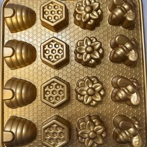 Nordic Ware Busy Bee Bitelet baking pan